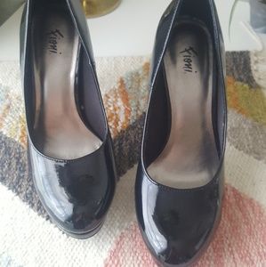 Round toe  patent leather pumps
